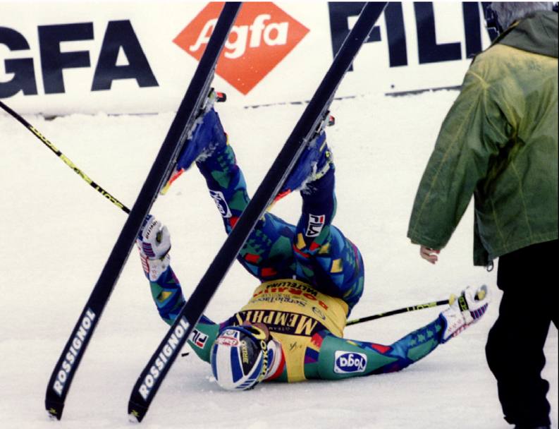 Bormio, 18 marzo 1995: la gioia incontenibile di Alberto Tomba all&#39;arrivo del gigante che consacra il suo trionfo in Coppa del mondo (Reuters)